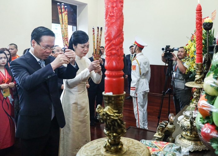 Chủ tịch nước Võ Văn Thưởng thực hiện nghi thức thả cá chép tiễn ông Công, ông Táo - Anh 2