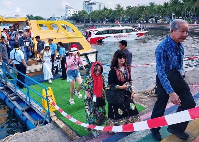 Phú Quốc đón hơn 1.100 khách quốc tế xông đất đầu năm mới - Anh 1