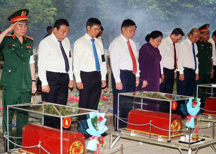 Trưởng Ban Tuyên giáo Trung ương dự Lễ truy điệu, an táng hài cốt liệt sĩ - Anh 4