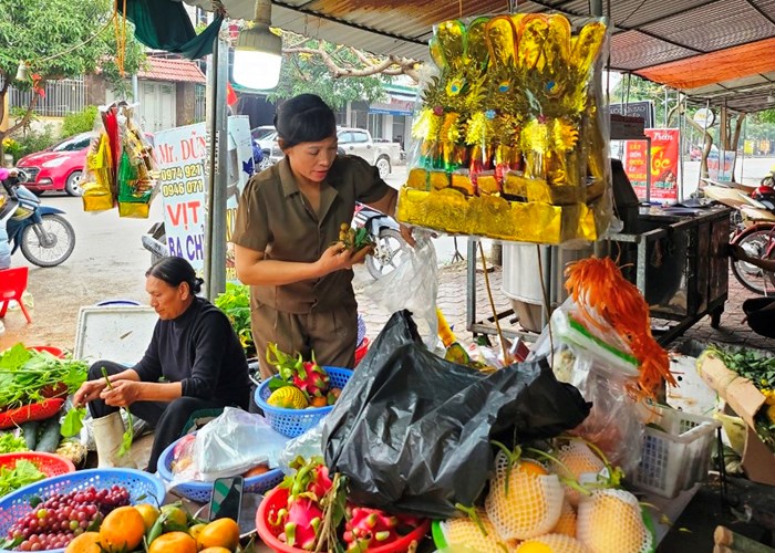 Người dân thả cá chép, “tiện tay” xả rác bừa bãi - Anh 3