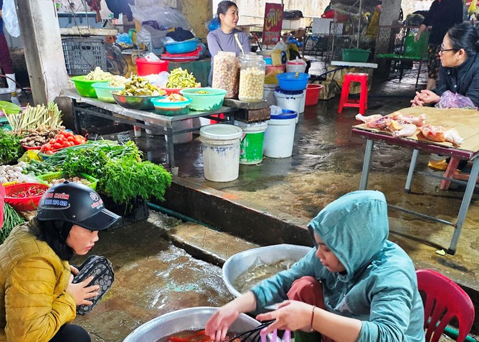 Người dân thả cá chép, “tiện tay” xả rác bừa bãi - Anh 1
