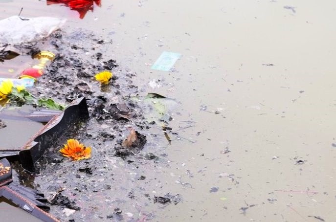 Người dân thả cá chép, “tiện tay” xả rác bừa bãi - Anh 6