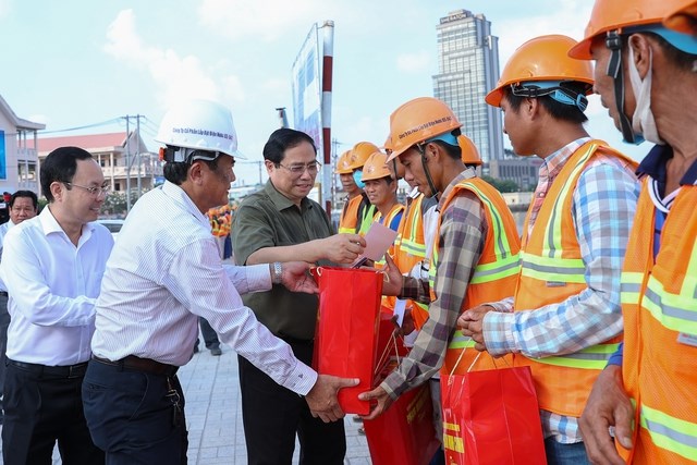 Thủ tướng thăm, tặng quà Tết công nhân, chiến sĩ công an, quân đội - Anh 2