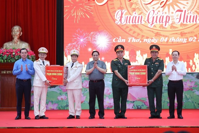 Thủ tướng thăm, tặng quà Tết công nhân, chiến sĩ công an, quân đội - Anh 3