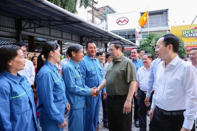 Thủ tướng thăm, tặng quà Tết công nhân, chiến sĩ công an, quân đội - Anh 1