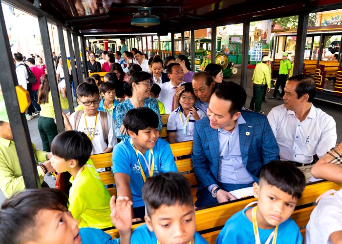 Hướng tới một xã hội nhân văn, nhân ái - Anh 9