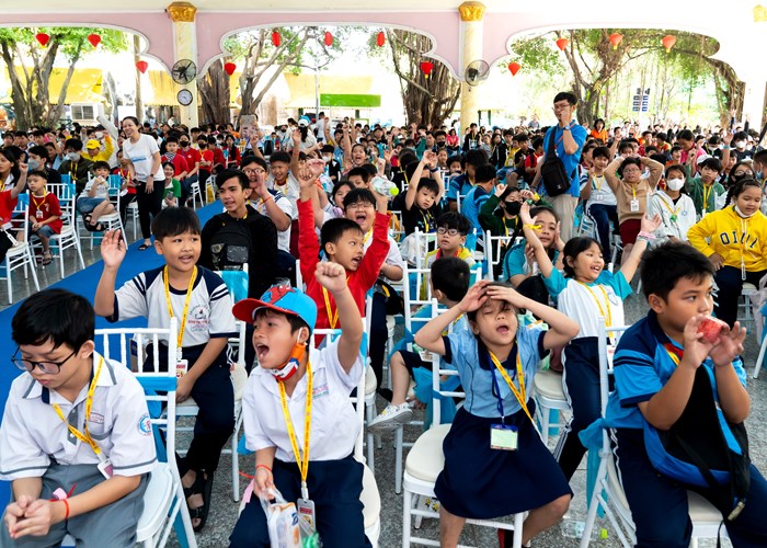 Hướng tới một xã hội nhân văn, nhân ái - Anh 4