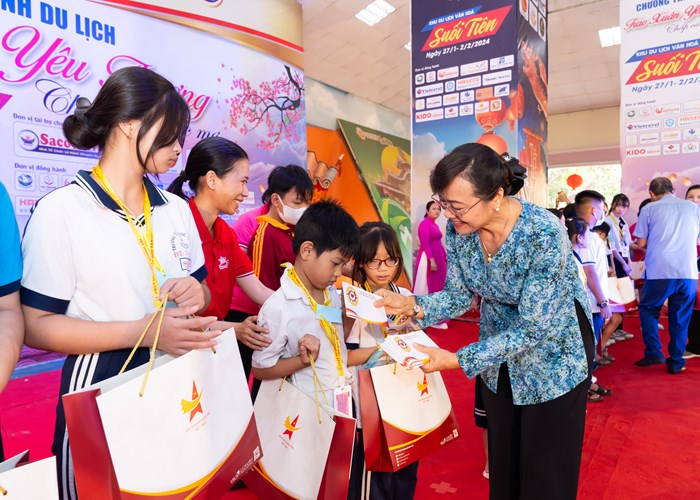 Hướng tới một xã hội nhân văn, nhân ái - Anh 6