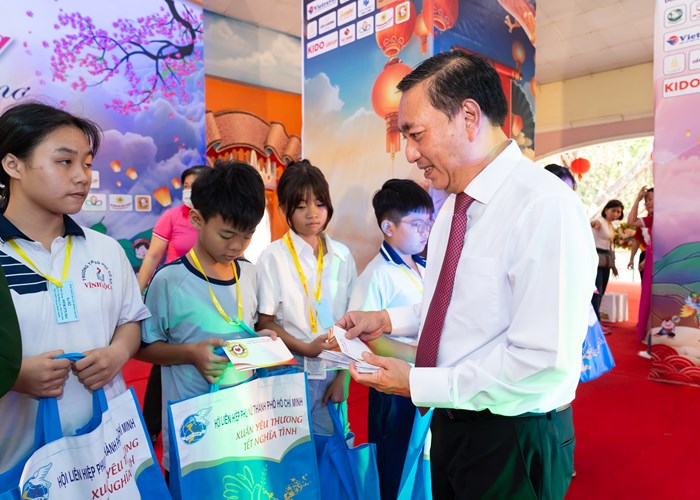 Hướng tới một xã hội nhân văn, nhân ái - Anh 7