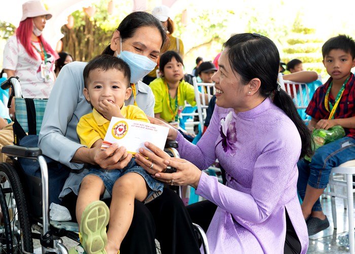 Hướng tới một xã hội nhân văn, nhân ái - Anh 8