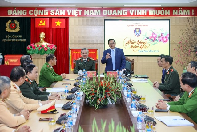 CSGT cần tăng cường hướng dẫn, giúp đỡ, tạo điều kiện cho người dân tham gia giao thông an toàn, thuận lợi - Anh 2
