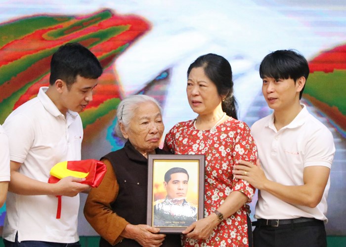 "Đoàn tụ" gia đình với những bức phục dựng di ảnh liệt sĩ - ảnh 4