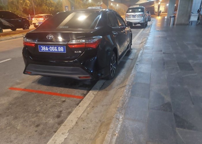 Hà Tĩnh yêu cầu báo cáo, xử lý vụ xe biển xanh lắp còi hú đón người nhà ở sân bay - Anh 1