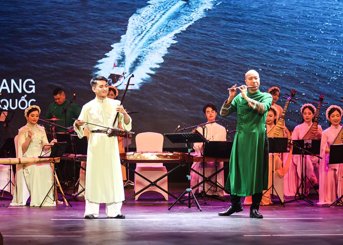 Vị nhạc trưởng với... cây sáo - Anh 3