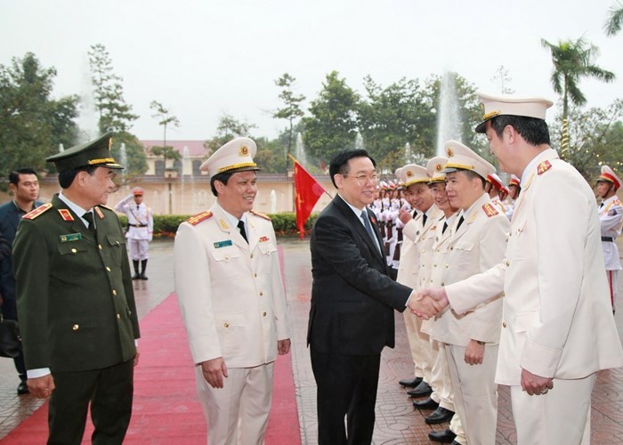 Chủ tịch Quốc hội thăm và chúc Tết Công an Nghệ An - Anh 2