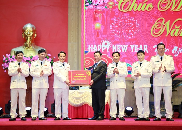 Chủ tịch Quốc hội thăm và chúc Tết Công an Nghệ An - Anh 3