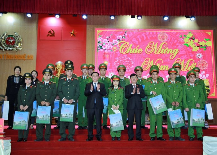 Chủ tịch Quốc hội thăm và chúc Tết Công an Nghệ An - Anh 4