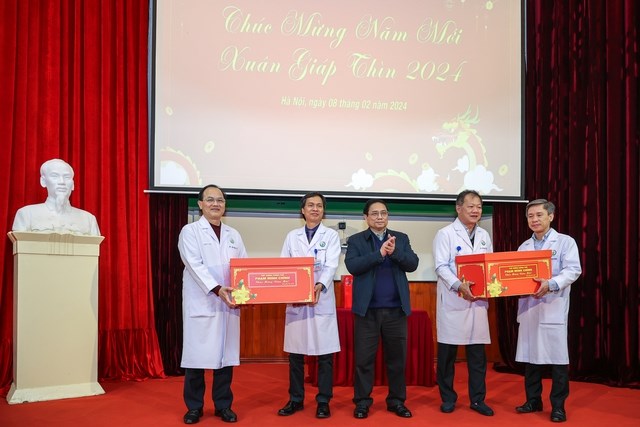 Thủ tướng thăm, chúc Tết, động viên cán bộ, bác sĩ và bệnh nhân các bệnh viện tại Hà Nội - Anh 2