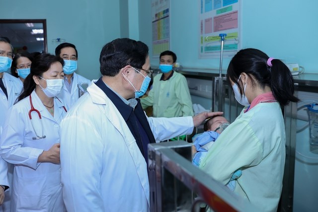 Thủ tướng thăm, chúc Tết, động viên cán bộ, bác sĩ và bệnh nhân các bệnh viện tại Hà Nội - Anh 3