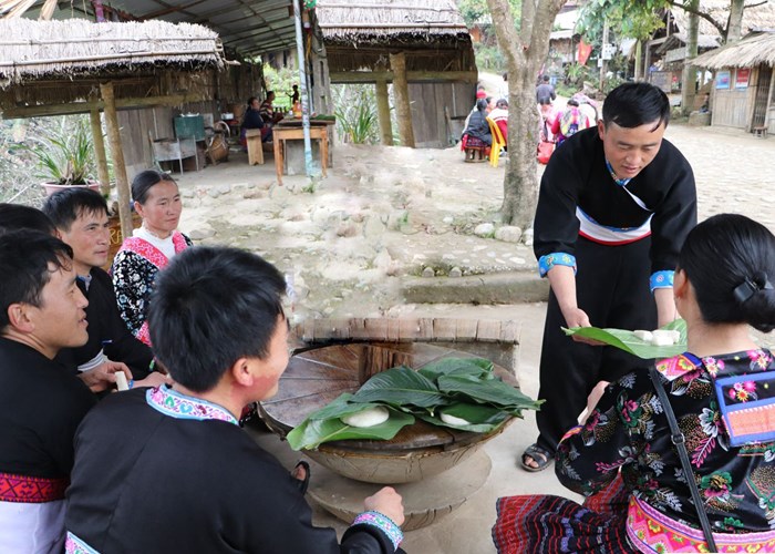 Bánh giầy trong Tết cổ truyền của người Mông - Anh 1