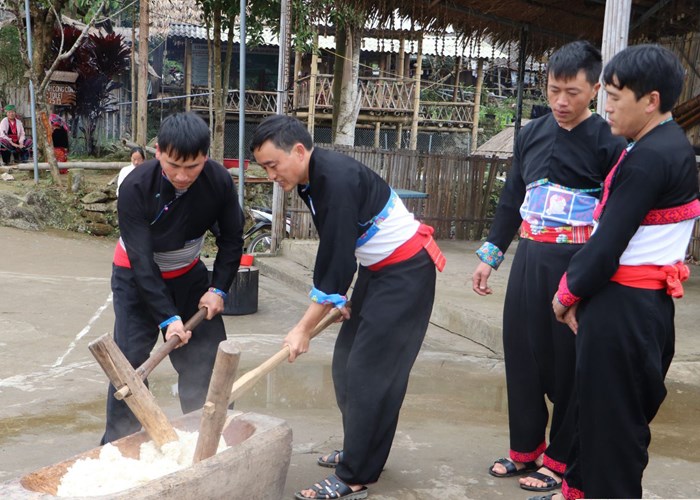 Bánh giầy trong Tết cổ truyền của người Mông - Anh 2