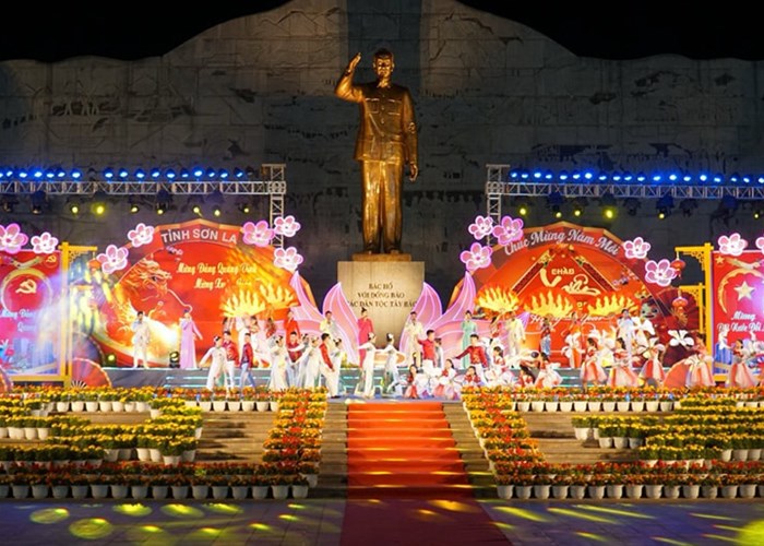 Dien Bien, Son La: Ruc ro, lung linh thoi khac chuyen giao buoc sang nam moi - Anh 5