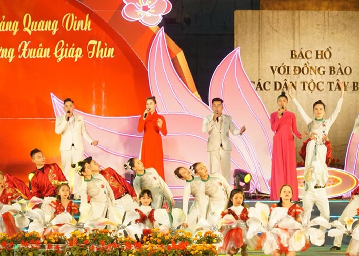 Dien Bien, Son La: Ruc ro, lung linh thoi khac chuyen giao buoc sang nam moi - Anh 6