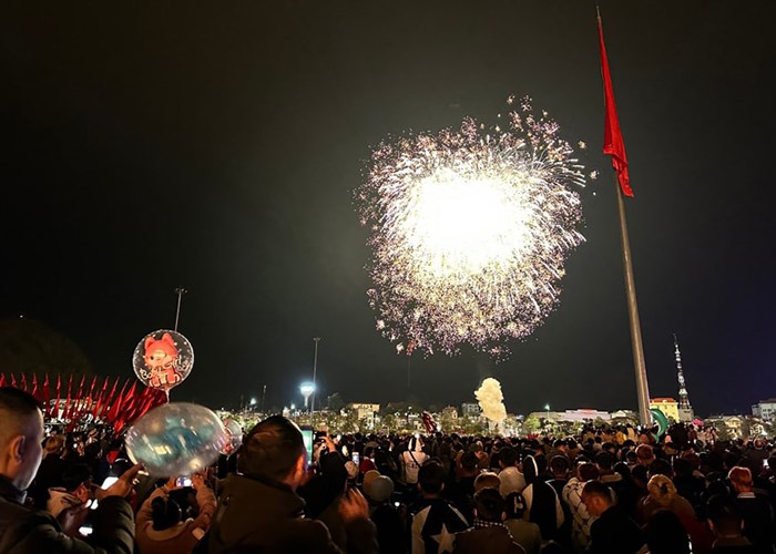Dien Bien, Son La: Ruc ro, lung linh thoi khac chuyen giao buoc sang nam moi - Anh 9