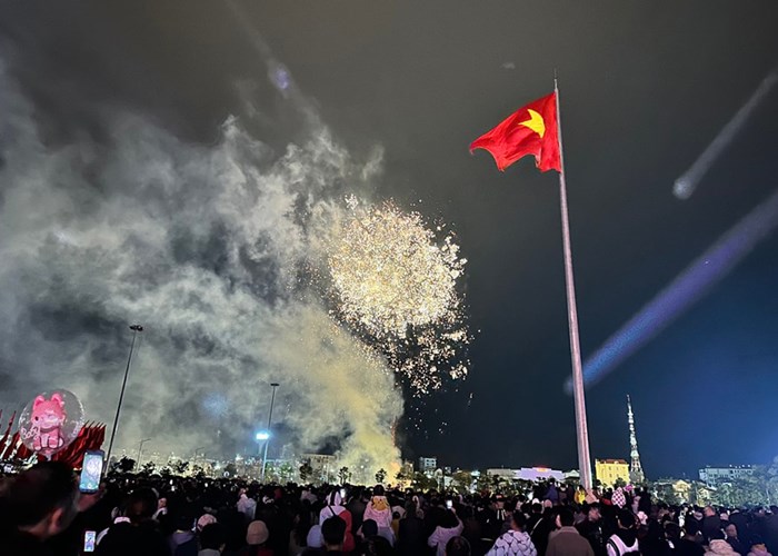 Dien Bien, Son La: Ruc ro, lung linh thoi khac chuyen giao buoc sang nam moi - Anh 10