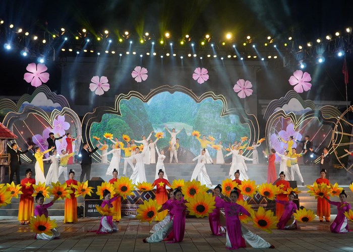Dien Bien, Son La: Ruc ro, lung linh thoi khac chuyen giao buoc sang nam moi - Anh 2
