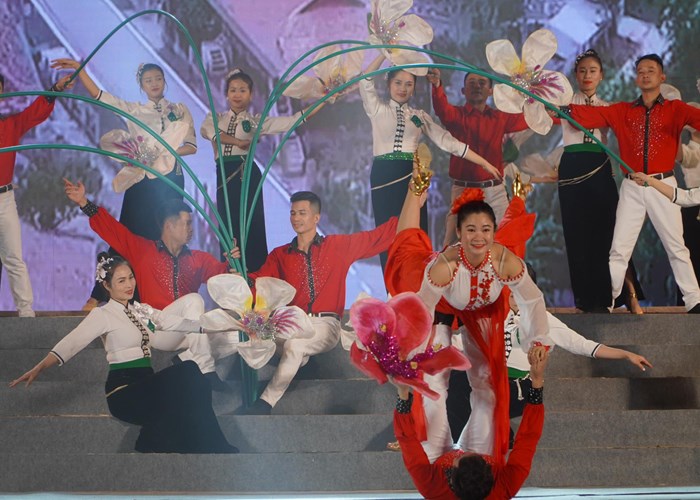 Dien Bien, Son La: Ruc ro, lung linh thoi khac chuyen giao buoc sang nam moi - Anh 3