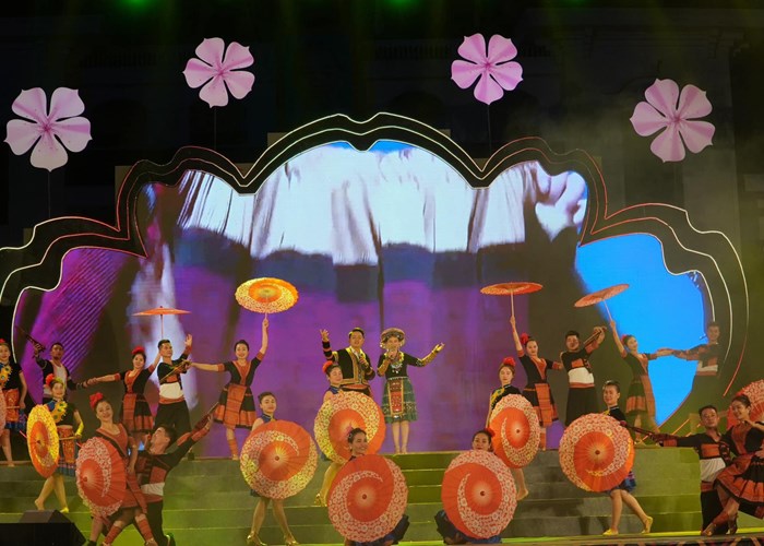 Dien Bien, Son La: Ruc ro, lung linh thoi khac chuyen giao buoc sang nam moi - Anh 4
