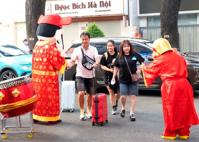 Vietravel phục vụ gần 140.000 lượt khách du Xuân 2024 - Anh 2
