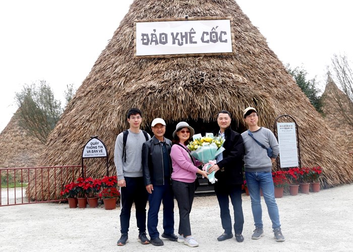 Ninh Bình chào đón những vị khách “xông đất” năm Giáp Thìn - Anh 1