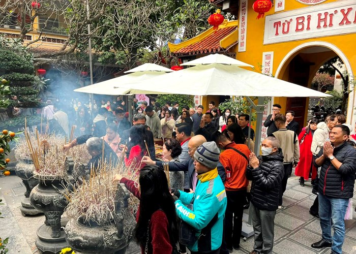 Hà Nội đón 187 nghìn lượt khách chỉ trong 2 ngày Tết Nguyên đán - Anh 3