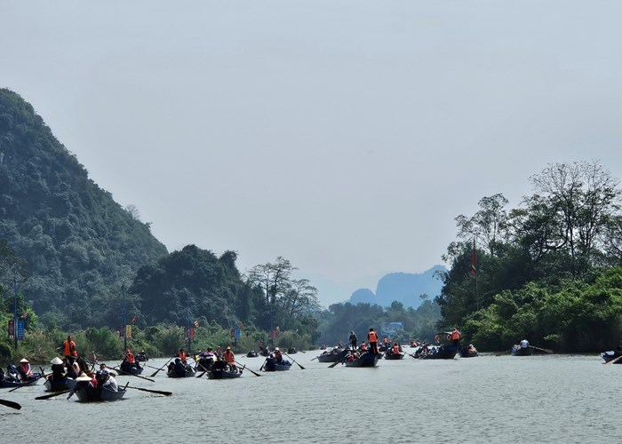 Hai vạn du khách về chùa Hương trong 3 ngày Tết - Anh 2