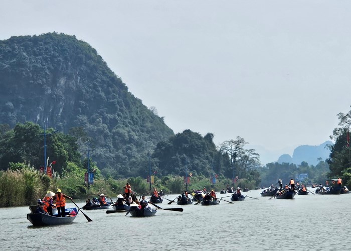 Hai vạn du khách về chùa Hương trong 3 ngày Tết - Anh 1