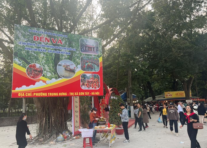 Tấp nập du khách đi lễ đền Và đầu Xuân Giáp Thìn - Anh 1