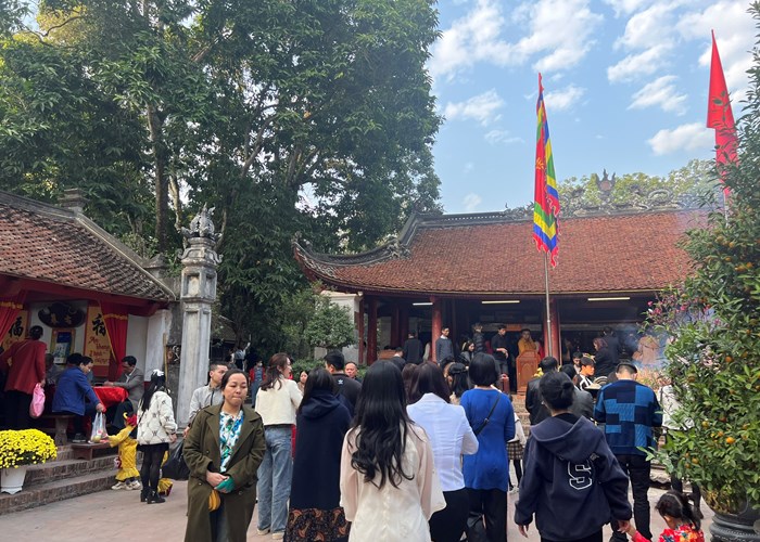 Tấp nập du khách đi lễ đền Và đầu Xuân Giáp Thìn - Anh 5
