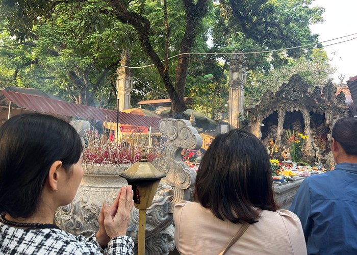 Tấp nập du khách đi lễ đền Và đầu Xuân Giáp Thìn - Anh 8