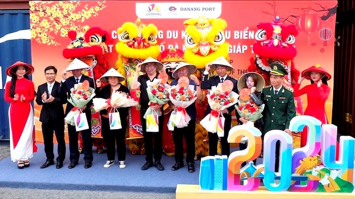 Khách quốc tế “xông đất” các điểm đến nổi tiếng của Việt Nam - Anh 3