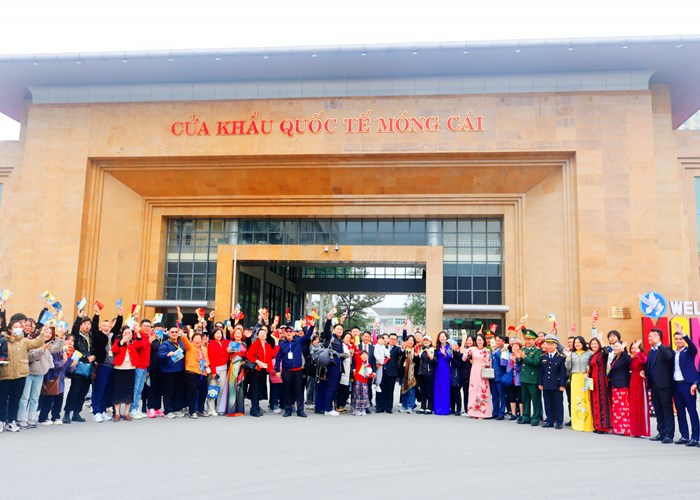 Khách quốc tế “xông đất” các điểm đến nổi tiếng của Việt Nam - Anh 2