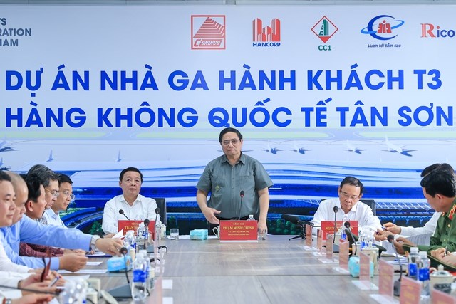 Thủ tướng kiểm tra, động viên người lao động làm việc xuyên Tết tại các công trình trọng điểm - Anh 4
