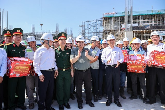Thủ tướng kiểm tra, động viên người lao động làm việc xuyên Tết tại các công trình trọng điểm - Anh 5