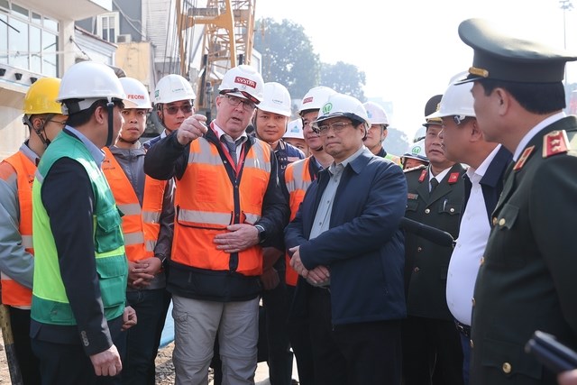 Thủ tướng kiểm tra, động viên người lao động làm việc xuyên Tết tại các công trình trọng điểm - Anh 1