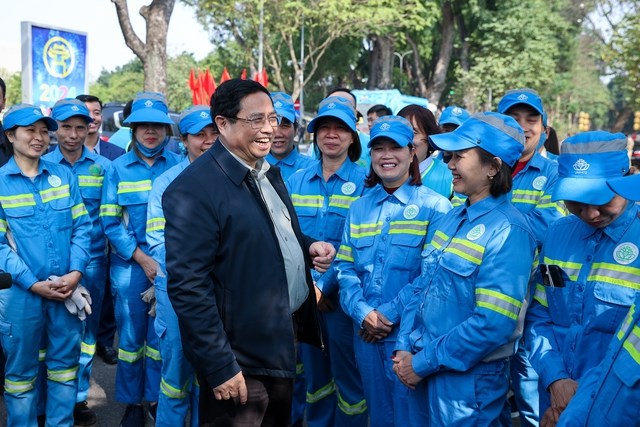 Thủ tướng kiểm tra, động viên người lao động làm việc xuyên Tết tại các công trình trọng điểm - Anh 2