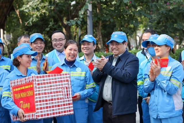 Thủ tướng kiểm tra, động viên người lao động làm việc xuyên Tết tại các công trình trọng điểm - Anh 3