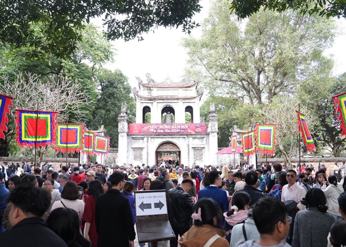 90 nghìn lượt khách tham quan Văn Miếu - Quốc Tử Giám trong 4 ngày Tết - Anh 2