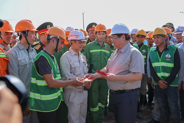Thủ tướng kiểm tra hiện trường hai dự án cao tốc trọng điểm vùng Đông Nam Bộ - Anh 3