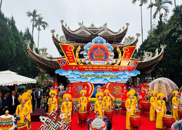 Chùa Hương khai hội Xuân 2024, tôn vinh nét đẹp văn hóa truyền thống - Anh 1